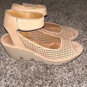 CLARKS Leather Wedge Ankle
Strap Sandals size 8